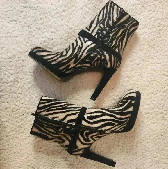 RARE VINTAGE Stuart Weitzman Zebra Print Ankle Boots, size 8 - Picture 2 of 15